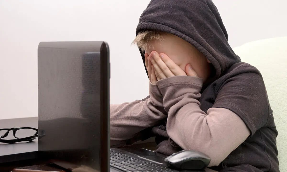如何判斷您的孩子是否在網上受到欺凌以及該怎麼做