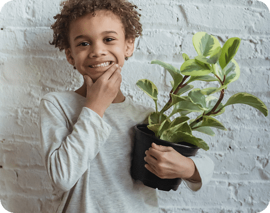 Niño con planta
